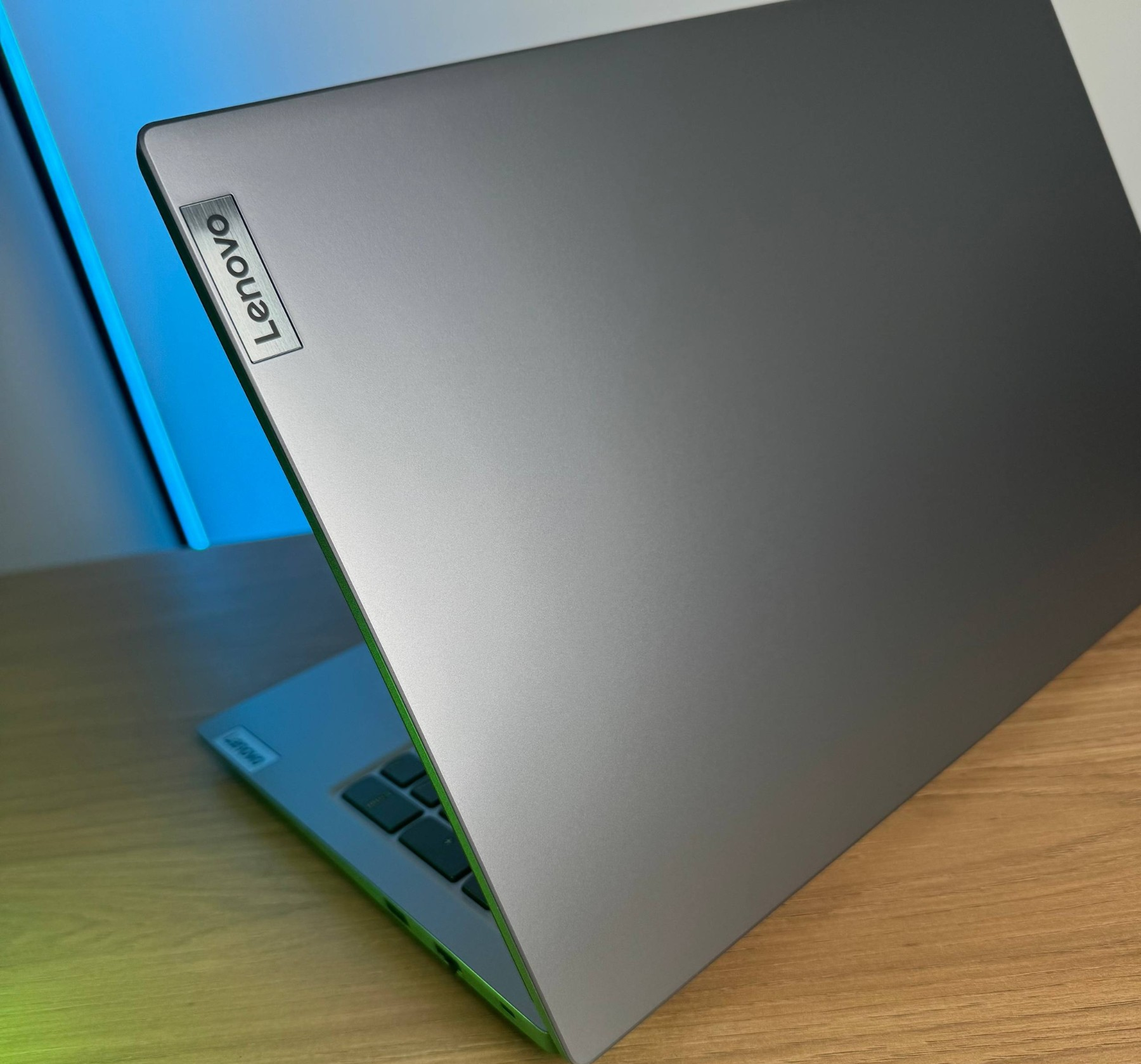 Lenovo V15 Amd Ryzen 5 7520u (7th) (13va En Intel)